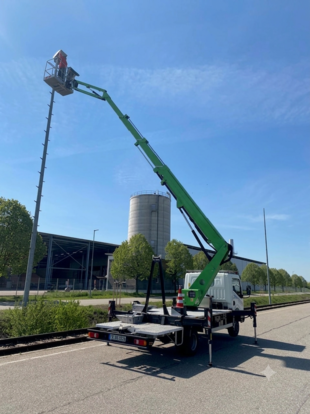 LKW Bühne mit ausgefahrenem Arm